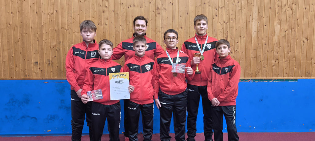 Az U13-as csapat Tatabányán, hátsó sor: Szőke Kristóf (balról), Szabó Máté edző, Lovas Marcell. Első Sor: Somogyvári Botond (balról), Halász Bálint, Bíró Vince, és Szigeti Máté.