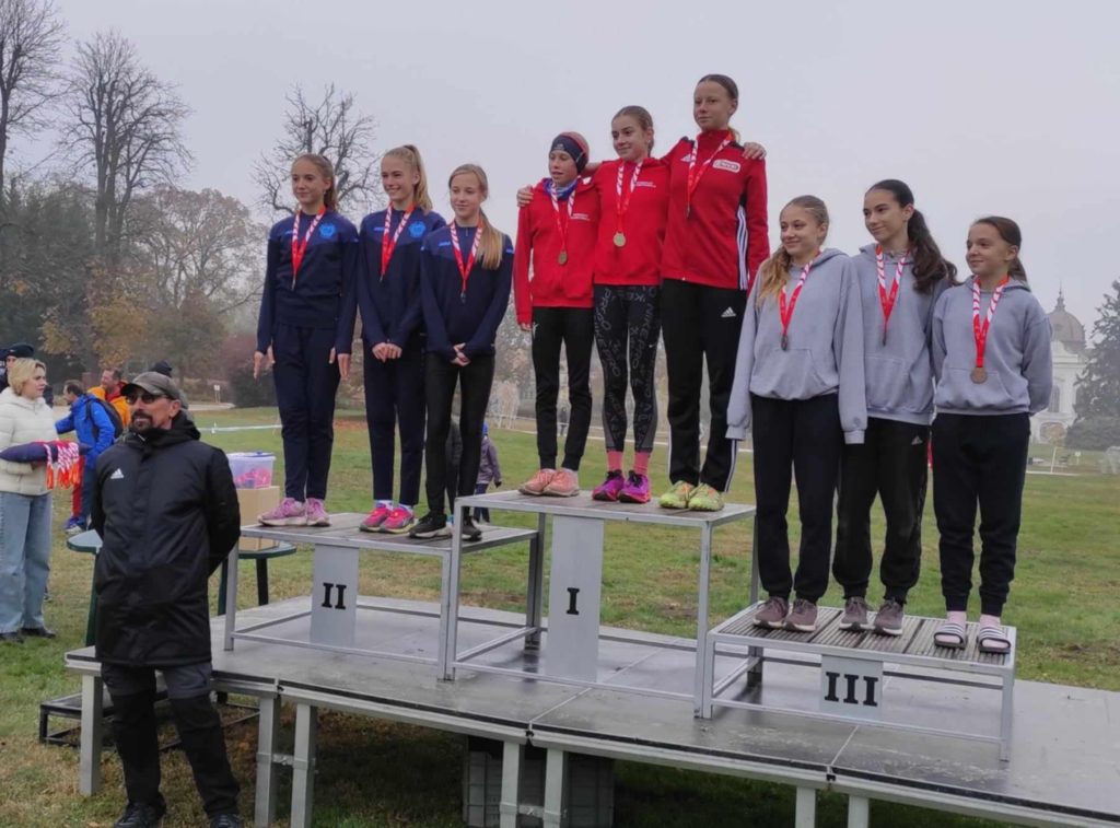 A Miskolci Sportiskola mezeifutó országos bajnok csapata és edzőjük az eredményhirdetésen, Zámbori Athos Zoltán (balról), a dobogó tetején: Pocsai Noémi Emese (balról), Fischer-Colbrie Fédra és Beke Adrienn.