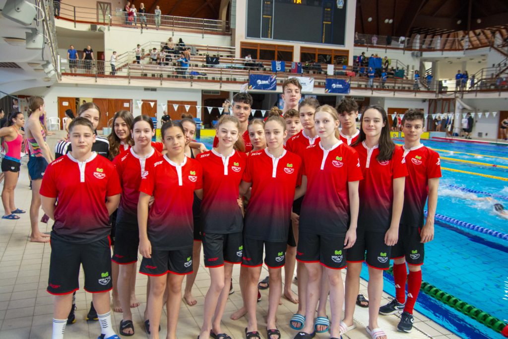 A Miskolci Sportiskola úszás szakosztályának fiataljai március 01-02-án Egerben versenyeztek, és a több, mint 600 fős mezőnyben 14 érmet (6 arany-, 3 ezüst-, 5 bronz) sikerült begyűjteniük. A sportolók a következő edzők készítették fel: Firtkó Adél, Hidvégi Georgina, Simon Györgyi, Nagy Gergő Péter és Sajgó László. - A 2 napos, nagyon megterhelő verseny jó tapasztalatokkal szolgált, valamennyi versenyzőnk és a támogató szülők egyaránt gratulációt érdemelnek. – hangsúlyozta Sajgó László szakosztályvezető. - A delegáció legeredményesebb úszója Czipó Bence volt, aki egymaga 3 arannyal és 1 ezüsttel járult hozzá a csapat jó eredményéhez. Köszönjük a Miskolci Sportiskola vezetőségének támogatását. Legközelebb március 21-22-én, Miskolcon, hazai pályán harcolnak majd az érmekért a Sportiskola úszói. Eredmények Fiúk: 2008-as és idősebb kcs.: 50 m hát: 4. Doszpoly Zsombor, 28.36 mp 100 m gyors: 7. Doszpoly Zsombor, 52.71 50 m gyors: 7. Doszpoly Zsombor, 24.50 50 m pillangó: 8. Fazekas Ádám, 26.04 100 m pillangó: 6. Fazekas Ádám, 57.95 /Fazekas Ádám 2024. szeptemberétől egyetemi tanulmányai miatt többnyire Budapesten készül a Stamina-ban, Kovács László irányításával./ 2009-2010-es kcs.: 200 m vegyes: 5. Juhos Patrik, 2:24.97, …6. Dienes Olivér, 2:28.23, …8. Furman Csanád József, 2:45.80 200 m pillangó: 6. Limbek Lázár, 2:27.19 100 m pillangó: 6. Limbek Lázár, 1:04.74 50 m pillangó: 6. Barta Ferenc, 28.47 2011-2012-es kcs.: 50 m pillangó: 3. Tóth Marcell, 30.32 50 m gyors: 4. Tóth Marcell, 28.86 100 m pillangó: 4. Tóth Marcell, 1:07.37 50 m mell: 7. Kozma Áron Tamás, 36.21 2013-2014-es kcs.: 50 m pillangó: 1. Czipó Bence, 32.53 mp 100 m hát: 1. Czipó Bence, 1:14.19 perc 200 m hát: 1. Czipó Bence, 2:37.10 50 m gyors: 2. Czipó Bence, 29.44 50 m hát: 3. Nagy Marcell Péter, 38.25 100 m pillangó: 7. Nagy Marcell Péter, 1:26.11 2016-os kcs.: 50 m pillangó: 1. Kovács Ármin, 43.84 mp 50 m gyors: 1. Kovács Ármin, 36.65, …6. Márkus Zsombor, 43.03 50 m mell: 2. Kovács Ármin, 53.50, 3. Márkus Zsombor, 53.63 50 m hát: 3. Kovács Ármin, 45.59, …6. Halász Bende, 49.03 100 m mell: 4. Márkus Zsombor, 1:57.74 100 m hát: 6. Halász Bende, 1:44.09 100 m gyors: 8. Halász Bende, 1:36.04 Leányok: 2008-as és idősebbek kcs.: 200 m vegyes: 1. Vécsei Réka, 2:22.99 perc, …5. Halász Hanna, 2:44.49 200 m gyors: 3. Vécsei Réka, 2:05.95 100 m gyors: 4. Vécsei Réka, 58.94 mp 400 m gyors: 5. Vécsei Réka , 4:28.92 100 m hát: 5. Vécsei Réka, 1:07.02 50 m gyors: 5. Vécsei Réka, 27.53 2009-2010-es kcs.: 50 m mell: 2. Kopcsó Petra, 33.77 mp 100 m mell: 3. Kopcsó Petra, 1:13.19 perc 200 m mell: 4. Kopcsó Petra, 2:42.23 100 m hát: 5. Tóth Zengő Katalin, 1:08.88 50 m gyors: 6. Tóth Zengő Katalin, 28.38 100 m gyors: 7. Tóth Zengő Katalin, 1:01.37 50 m hát: 7. Császári Kata, 34.62 2011-2012-es kcs.: 50 m mell: 2. Léport Szellő Boróka, 35.76 100 m mell: 4. Léport Szellő Boróka, 1:20.19, …8. Fazekas Dorka, 1:24.25 50 m pillangó: 6. Léport Szellő Boróka, 31.80, …8. Ráski Sára, 34.15 50 m hát: 3. Kiss Léna, 33.86 50 m gyors: 4. Kiss Léna, 29.16 100 m hát: 6. Kiss Léna, 1:14.29 100 m gyors: 7. Kiss Léna, 1:07.03 200 m hát: 7. Kiss Léna, 2:43.68 200 m mell: 7. Miklós Janka, 2:58.00 200 m vegyes: 8. Fazekas Dorka, 2:58.94 2013-2014-es kcs.: 50 m hát: 8. Demeter Bella Luca, 41.12 2015-ös kcs.: 50 m hát: 2. Gombos Hanna, 40.40 100 m hát: 5. Gombos Hanna, 1:31.18 50 m mell: 4. Guba Ráchel Abigél, 48.80 200 m mell: 6. Guba Ráchel Abigél, 3:38.88 100 m mell: 8. Guba Ráchel Abigél, 1:43.79.