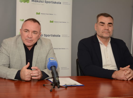 Illyés Miklós (balról), a Miskolci Sportiskola ügyvezetője és Deák-Bárdos Mihály szakmai vezető a sajtótájékoztatón. (Fotó: Kamarás Péter)