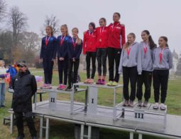 A Miskolci Sportiskola mezeifutó országos bajnok csapata és edzőjük az eredményhirdetésen, Zámbori Athos Zoltán (balról), a dobogó tetején: Pocsai Noémi Emese (balról), Fischer-Colbrie Fédra és Beke Adrienn.