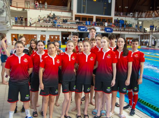 A Miskolci Sportiskola úszás szakosztályának fiataljai március 01-02-án Egerben versenyeztek, és a több, mint 600 fős mezőnyben 14 érmet (6 arany-, 3 ezüst-, 5 bronz) sikerült begyűjteniük. A sportolók a következő edzők készítették fel: Firtkó Adél, Hidvégi Georgina, Simon Györgyi, Nagy Gergő Péter és Sajgó László. - A 2 napos, nagyon megterhelő verseny jó tapasztalatokkal szolgált, valamennyi versenyzőnk és a támogató szülők egyaránt gratulációt érdemelnek. – hangsúlyozta Sajgó László szakosztályvezető. - A delegáció legeredményesebb úszója Czipó Bence volt, aki egymaga 3 arannyal és 1 ezüsttel járult hozzá a csapat jó eredményéhez. Köszönjük a Miskolci Sportiskola vezetőségének támogatását. Legközelebb március 21-22-én, Miskolcon, hazai pályán harcolnak majd az érmekért a Sportiskola úszói. Eredmények Fiúk: 2008-as és idősebb kcs.: 50 m hát: 4. Doszpoly Zsombor, 28.36 mp 100 m gyors: 7. Doszpoly Zsombor, 52.71 50 m gyors: 7. Doszpoly Zsombor, 24.50 50 m pillangó: 8. Fazekas Ádám, 26.04 100 m pillangó: 6. Fazekas Ádám, 57.95 /Fazekas Ádám 2024. szeptemberétől egyetemi tanulmányai miatt többnyire Budapesten készül a Stamina-ban, Kovács László irányításával./ 2009-2010-es kcs.: 200 m vegyes: 5. Juhos Patrik, 2:24.97, …6. Dienes Olivér, 2:28.23, …8. Furman Csanád József, 2:45.80 200 m pillangó: 6. Limbek Lázár, 2:27.19 100 m pillangó: 6. Limbek Lázár, 1:04.74 50 m pillangó: 6. Barta Ferenc, 28.47 2011-2012-es kcs.: 50 m pillangó: 3. Tóth Marcell, 30.32 50 m gyors: 4. Tóth Marcell, 28.86 100 m pillangó: 4. Tóth Marcell, 1:07.37 50 m mell: 7. Kozma Áron Tamás, 36.21 2013-2014-es kcs.: 50 m pillangó: 1. Czipó Bence, 32.53 mp 100 m hát: 1. Czipó Bence, 1:14.19 perc 200 m hát: 1. Czipó Bence, 2:37.10 50 m gyors: 2. Czipó Bence, 29.44 50 m hát: 3. Nagy Marcell Péter, 38.25 100 m pillangó: 7. Nagy Marcell Péter, 1:26.11 2016-os kcs.: 50 m pillangó: 1. Kovács Ármin, 43.84 mp 50 m gyors: 1. Kovács Ármin, 36.65, …6. Márkus Zsombor, 43.03 50 m mell: 2. Kovács Ármin, 53.50, 3. Márkus Zsombor, 53.63 50 m hát: 3. Kovács Ármin, 45.59, …6. Halász Bende, 49.03 100 m mell: 4. Márkus Zsombor, 1:57.74 100 m hát: 6. Halász Bende, 1:44.09 100 m gyors: 8. Halász Bende, 1:36.04 Leányok: 2008-as és idősebbek kcs.: 200 m vegyes: 1. Vécsei Réka, 2:22.99 perc, …5. Halász Hanna, 2:44.49 200 m gyors: 3. Vécsei Réka, 2:05.95 100 m gyors: 4. Vécsei Réka, 58.94 mp 400 m gyors: 5. Vécsei Réka , 4:28.92 100 m hát: 5. Vécsei Réka, 1:07.02 50 m gyors: 5. Vécsei Réka, 27.53 2009-2010-es kcs.: 50 m mell: 2. Kopcsó Petra, 33.77 mp 100 m mell: 3. Kopcsó Petra, 1:13.19 perc 200 m mell: 4. Kopcsó Petra, 2:42.23 100 m hát: 5. Tóth Zengő Katalin, 1:08.88 50 m gyors: 6. Tóth Zengő Katalin, 28.38 100 m gyors: 7. Tóth Zengő Katalin, 1:01.37 50 m hát: 7. Császári Kata, 34.62 2011-2012-es kcs.: 50 m mell: 2. Léport Szellő Boróka, 35.76 100 m mell: 4. Léport Szellő Boróka, 1:20.19, …8. Fazekas Dorka, 1:24.25 50 m pillangó: 6. Léport Szellő Boróka, 31.80, …8. Ráski Sára, 34.15 50 m hát: 3. Kiss Léna, 33.86 50 m gyors: 4. Kiss Léna, 29.16 100 m hát: 6. Kiss Léna, 1:14.29 100 m gyors: 7. Kiss Léna, 1:07.03 200 m hát: 7. Kiss Léna, 2:43.68 200 m mell: 7. Miklós Janka, 2:58.00 200 m vegyes: 8. Fazekas Dorka, 2:58.94 2013-2014-es kcs.: 50 m hát: 8. Demeter Bella Luca, 41.12 2015-ös kcs.: 50 m hát: 2. Gombos Hanna, 40.40 100 m hát: 5. Gombos Hanna, 1:31.18 50 m mell: 4. Guba Ráchel Abigél, 48.80 200 m mell: 6. Guba Ráchel Abigél, 3:38.88 100 m mell: 8. Guba Ráchel Abigél, 1:43.79.