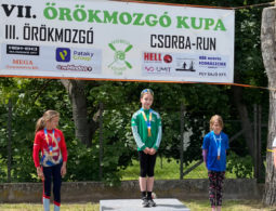 Guba Rachel Abigél (középen) az eredményhirdetésen.