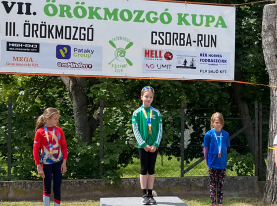 Guba Rachel Abigél (középen) az eredményhirdetésen.