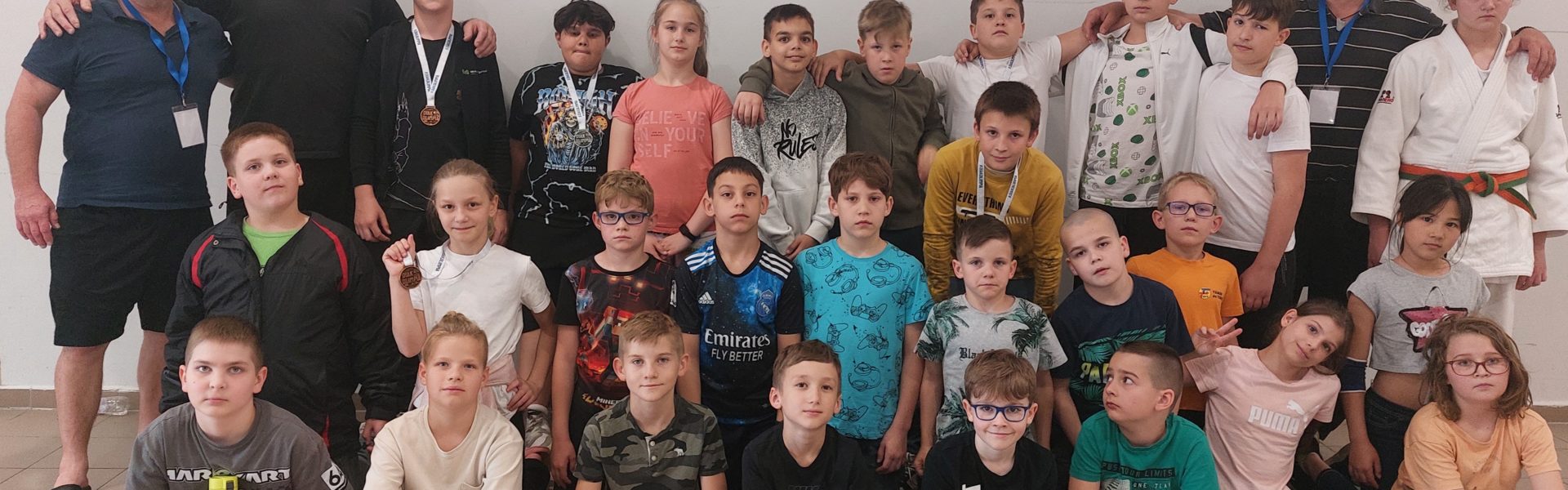 Első sor: Nagy Áron (balról), Csere-Luterán Olivér, Vígh Sebestyén, Éger Máté, Kulcsár Bence, Gál Hunor, Kozma Daniella, Gáll Anna Középső sor: Nagy János (balról), Simon Sarlott, Gyenis Dominik, Balog Dávid, Szőke Gergő, Kis Patrik, Papp Erik, Kriston Viktor, Czakó-Li Lívia Hátsó sor: Gecsei László (balról), Vismeg István, Lisztóczki Attila, Jónás Noel, Sztankovics Hanna, Csete Dániel, Szabó Levente, Bráz Zétény, Vihula Darij, Köteles Botond, Kulcsár Ádám, Ligeti Sándor, Gáll Mária.
