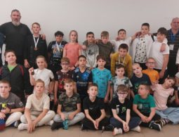 Első sor: Nagy Áron (balról), Csere-Luterán Olivér, Vígh Sebestyén, Éger Máté, Kulcsár Bence, Gál Hunor, Kozma Daniella, Gáll Anna Középső sor: Nagy János (balról), Simon Sarlott, Gyenis Dominik, Balog Dávid, Szőke Gergő, Kis Patrik, Papp Erik, Kriston Viktor, Czakó-Li Lívia Hátsó sor: Gecsei László (balról), Vismeg István, Lisztóczki Attila, Jónás Noel, Sztankovics Hanna, Csete Dániel, Szabó Levente, Bráz Zétény, Vihula Darij, Köteles Botond, Kulcsár Ádám, Ligeti Sándor, Gáll Mária.