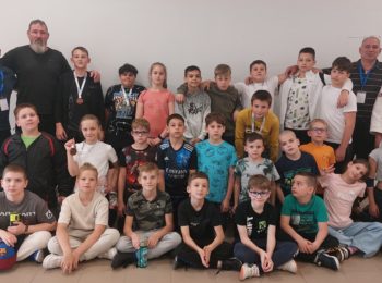 Első sor: Nagy Áron (balról), Csere-Luterán Olivér, Vígh Sebestyén, Éger Máté, Kulcsár Bence, Gál Hunor, Kozma Daniella, Gáll Anna Középső sor: Nagy János (balról), Simon Sarlott, Gyenis Dominik, Balog Dávid, Szőke Gergő, Kis Patrik, Papp Erik, Kriston Viktor, Czakó-Li Lívia Hátsó sor: Gecsei László (balról), Vismeg István, Lisztóczki Attila, Jónás Noel, Sztankovics Hanna, Csete Dániel, Szabó Levente, Bráz Zétény, Vihula Darij, Köteles Botond, Kulcsár Ádám, Ligeti Sándor, Gáll Mária.
