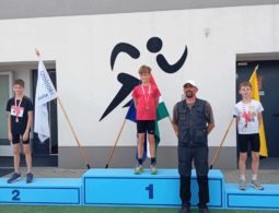 Lázár Simon a dobogó legfelső fokán, Zámbori Athos Zoltán és Nagy Botond Levente (jobbról), a szolnoki eredményhirdetésen.