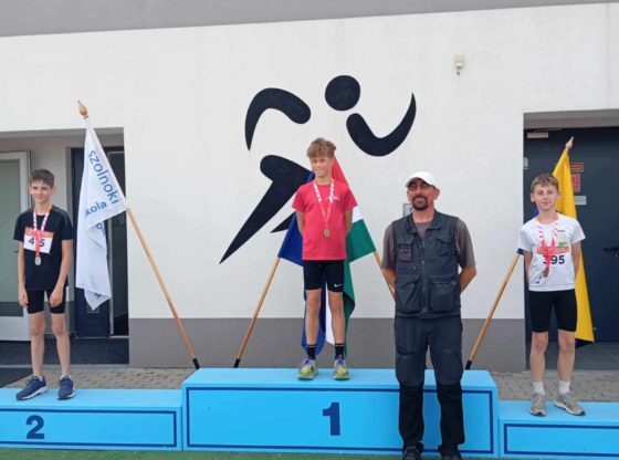 Lázár Simon a dobogó legfelső fokán, Zámbori Athos Zoltán és Nagy Botond Levente (jobbról), a szolnoki eredményhirdetésen.
