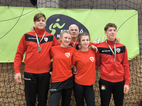 Lovas Marcell (balról), Kósik Vivien, Juhász Sándor edző, Oláh Jázmin és Czakó Regő Dunakeszin, a magyar bajnokságon.