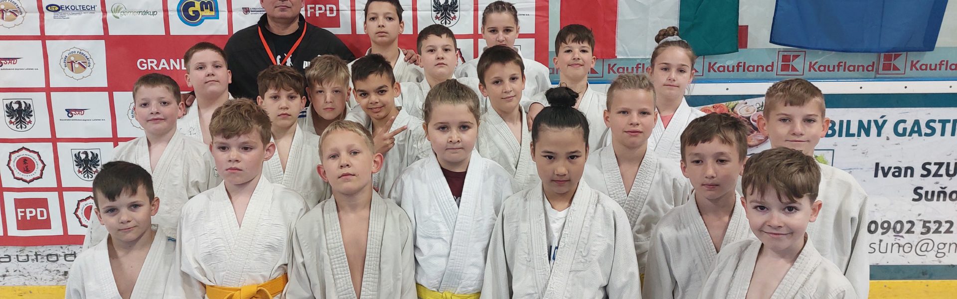 A miskolci judokák Rimaszombaton: Kis Patrik (balról), Erdélyi Gábor, Nagy János, Gyenis Dominik, Szőke Gergő, Ligeti Sándor, Szabó Levente, Kriston Viktor, Csete Dániel, Gáll Anna, Köteles Botond, Bráz Zétény, Vihula Darij, Gáll Mária, Czakó-Li-Lívia, Kulcsár Ádám, Csere-Luterán Olivér, Sztankovics Hanna, Éger Máté, Vígh Sebestyén és Kulcsár Bence.