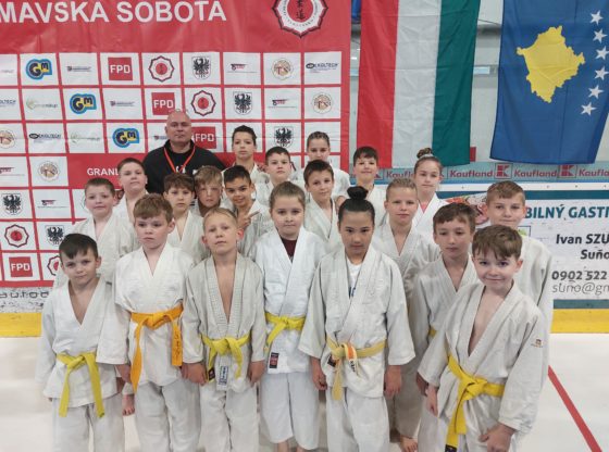 A miskolci judokák Rimaszombaton: Kis Patrik (balról), Erdélyi Gábor, Nagy János, Gyenis Dominik, Szőke Gergő, Ligeti Sándor, Szabó Levente, Kriston Viktor, Csete Dániel, Gáll Anna, Köteles Botond, Bráz Zétény, Vihula Darij, Gáll Mária, Czakó-Li-Lívia, Kulcsár Ádám, Csere-Luterán Olivér, Sztankovics Hanna, Éger Máté, Vígh Sebestyén és Kulcsár Bence.