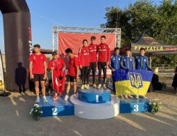 Az Európa-bajnoki dobogó tetején a magyar csapat: Gyepessy Domonkos (balról), Herczeg Áron és Szécsi Nemere.