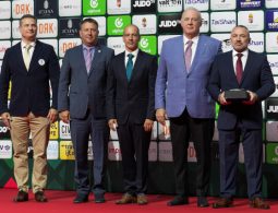 Illyés Miklós Életmű-díj- Dr. Demény Ádám MJSZ alelnök (balról),dr. Láng Zsolt MJSZ alelnök, Nagy András MJSZ főtitkár, dr. Tóth László MJSZ elnök és az Életműdíjas Illyés Miklós.