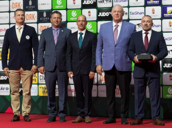 Illyés Miklós Életmű-díj- Dr. Demény Ádám MJSZ alelnök (balról),dr. Láng Zsolt MJSZ alelnök, Nagy András MJSZ főtitkár, dr. Tóth László MJSZ elnök és az Életműdíjas Illyés Miklós.