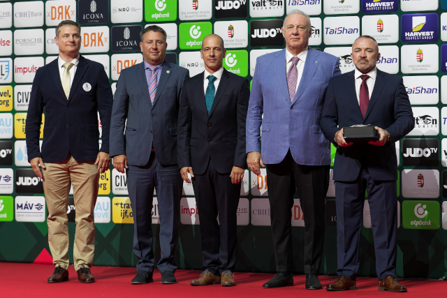 Illyés Miklós Életmű-díj- Dr. Demény Ádám MJSZ alelnök (balról),dr. Láng Zsolt MJSZ alelnök, Nagy András MJSZ főtitkár, dr. Tóth László MJSZ elnök és az Életműdíjas Illyés Miklós.