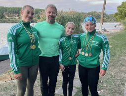 Tóth Zsófia (balról), Guba Attila edző, Guba Rachel Abigél és Palánkai Vásti Hanna Szolnokon.