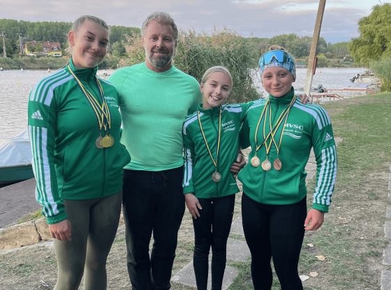 Tóth Zsófia (balról), Guba Attila edző, Guba Rachel Abigél és Palánkai Vásti Hanna Szolnokon.