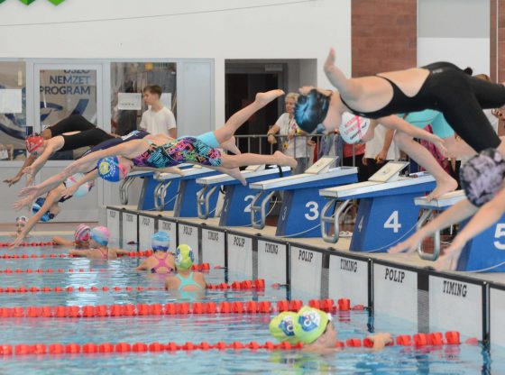 Nemzetközi úszóvetélkedő a Kemény Dénes Városi Sportuszodában