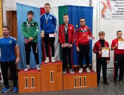 A dobogó 3. fokán Bíró Vince (jobbra)