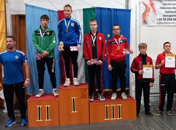 A dobogó 3. fokán Bíró Vince (jobbra)