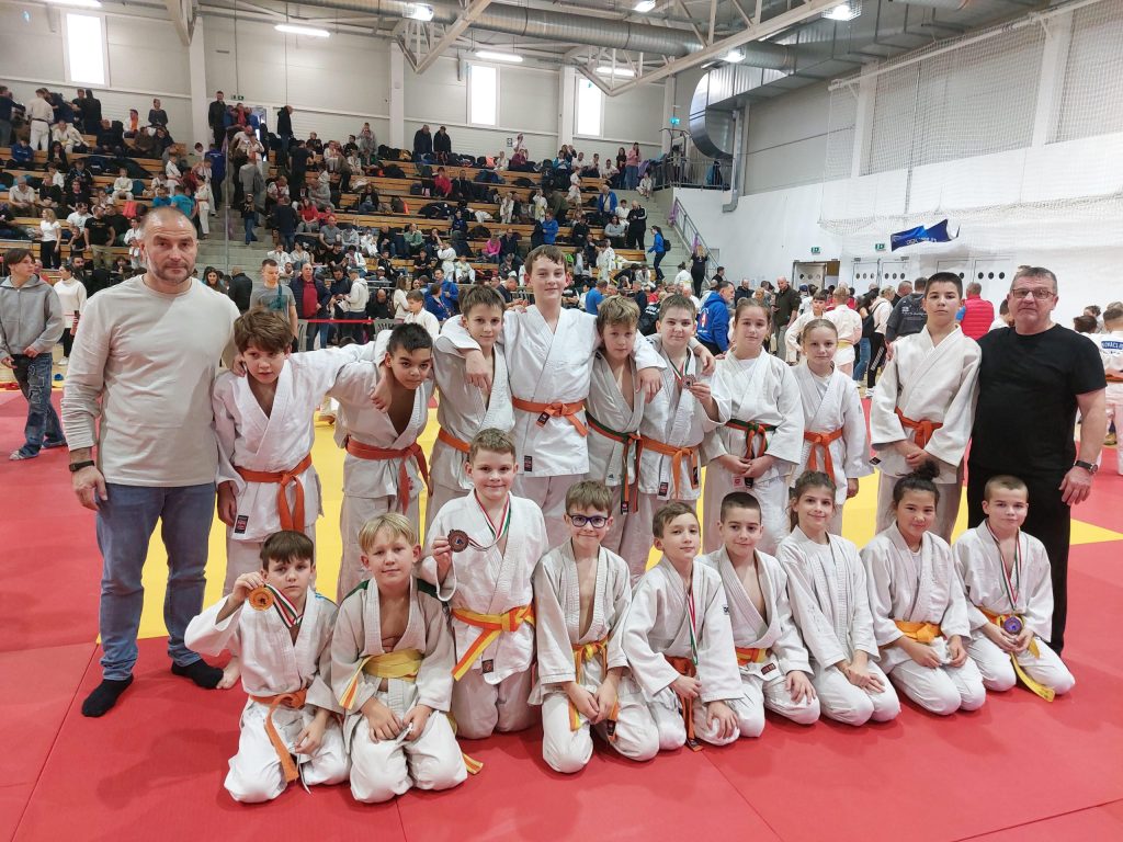 A képen, térdelnek: Kis Patrik, Kriston Viktor, Gyenis Dominik, Kulcsár Bence, Éger Máté, Gál Hunor, Kozma Daniella, Czakó-Li Lívia, Papp Erik.
Álló sor: Valkó Zsolt, Szőke Gergő, Csete Dániel, Vihula Daríj, Lisztóczki Attila, Szabó Levente, Nagy Áron, Sztankovics Hanna, Simon Sarlott, Dobos Csanád, Gecsei László