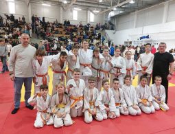 A képen, térdelnek: Kis Patrik, Kriston Viktor, Gyenis Dominik, Kulcsár Bence, Éger Máté, Gál Hunor, Kozma Daniella, Czakó-Li Lívia, Papp Erik. Álló sor: Valkó Zsolt, Szőke Gergő, Csete Dániel, Vihula Daríj, Lisztóczki Attila, Szabó Levente, Nagy Áron, Sztankovics Hanna, Simon Sarlott, Dobos Csanád, Gecsei László