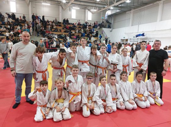 A képen, térdelnek: Kis Patrik, Kriston Viktor, Gyenis Dominik, Kulcsár Bence, Éger Máté, Gál Hunor, Kozma Daniella, Czakó-Li Lívia, Papp Erik. Álló sor: Valkó Zsolt, Szőke Gergő, Csete Dániel, Vihula Daríj, Lisztóczki Attila, Szabó Levente, Nagy Áron, Sztankovics Hanna, Simon Sarlott, Dobos Csanád, Gecsei László