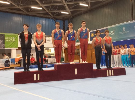 Dobogón a második helyezett (Bolha Áron és Murányi Bence) és harmadik helyezett csapat (Zsofcsák Botond és Győri András)