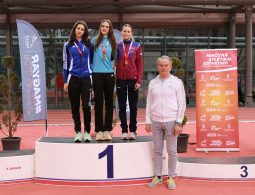 Enyedi Lili Nyíregyházán, a bajnoki dobogó tetején, edzője, László István a dobogó mellett.