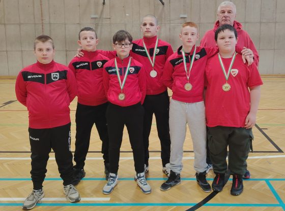 A képen: A DVTK-Miskolci Sportiskola csapata Kiskunfélegyházán Juhász Sándor edzővel