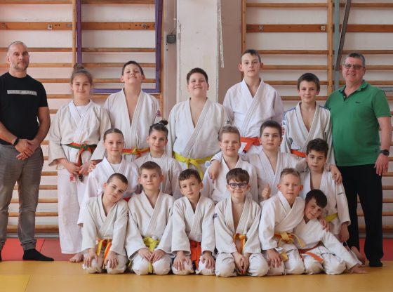 A képen  Állnak (balról jobbra): Valkó Zsolt, Sztankovics Hanna, Lisztóczki Máté, Nagy János, Lisztóczki Attila, Vihula Darij, Gecsei László Középen (balról jobbra): Simon Sarlott, Kozma Daniella, Csere-Luterán Olivér, Nagy Áron, Pétercsák Áron Térdelnek (balról jobbra): Papp Erik, Vígh Sebestyén, Éger Máté, Kulcsár Bence, Kriston Viktor, Kis Patrik