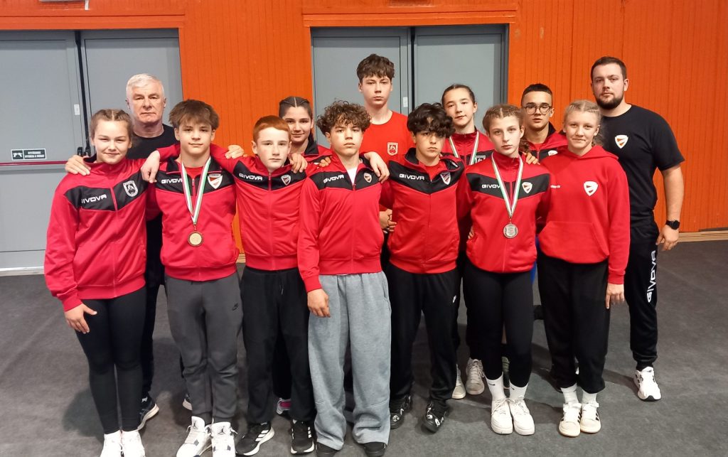 A DVTK-Miskolci Sportiskola csapata a Bekecsi BC (BBC) versenyzőjével, hátsó sor (balról-jobbra): Juhász Sándor (edző), Repovszki Luca, Szőke Kristóf (BBC), Batta Viktória, Bíró Vince, Szabó Máté (edző). Első sor (balról-jobbra): Balázsfalvi Sofia, Halász Bálint, Tirpák Dávid, Somogyvári Botond, Varga Dávid, Oláh Jázmin, Kósik Vivien