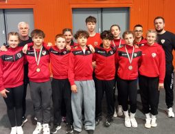 A DVTK-Miskolci Sportiskola csapata a Bekecsi BC (BBC) versenyzőjével, hátsó sor (balról-jobbra): Juhász Sándor (edző), Repovszki Luca, Szőke Kristóf (BBC), Batta Viktória, Bíró Vince, Szabó Máté (edző). Első sor (balról-jobbra): Balázsfalvi Sofia, Halász Bálint, Tirpák Dávid, Somogyvári Botond, Varga Dávid, Oláh Jázmin, Kósik Vivien