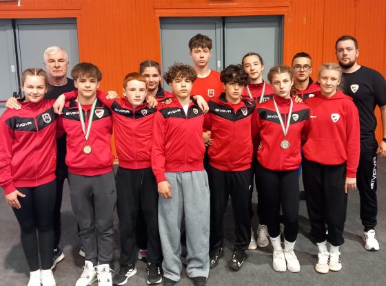 A DVTK-Miskolci Sportiskola csapata a Bekecsi BC (BBC) versenyzőjével, hátsó sor (balról-jobbra): Juhász Sándor (edző), Repovszki Luca, Szőke Kristóf (BBC), Batta Viktória, Bíró Vince, Szabó Máté (edző). Első sor (balról-jobbra): Balázsfalvi Sofia, Halász Bálint, Tirpák Dávid, Somogyvári Botond, Varga Dávid, Oláh Jázmin, Kósik Vivien