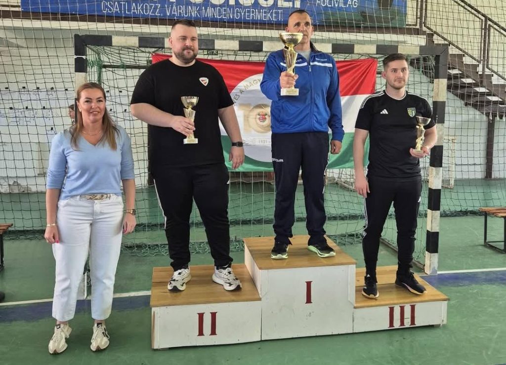 Bacsó Alex edző a csapatverseny dobogó második fokán
