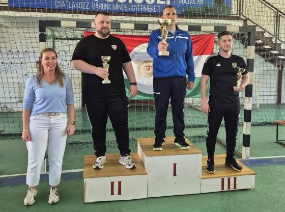 Bacsó Alex edző a csapatverseny dobogó második fokán