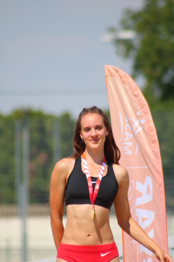 Enyedi Lili duplázott